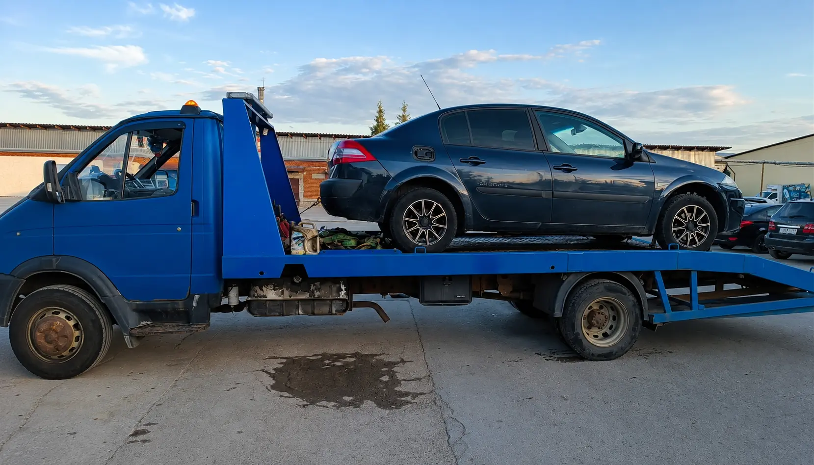 Легковой автомобиль на синем эвакуаторе